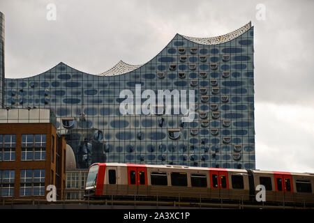 Hamburg, Deutschland: die Elbphilharmonie, ein Konzertsaal in der Hafen City. Auf der Vorderseite einer U-Bahn Stockfoto