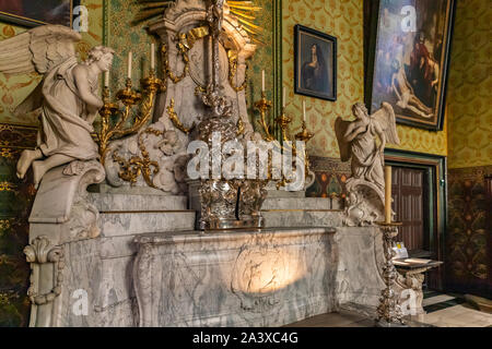 Innenraum des XII. Jahrhunderts Römisch-katholische Basilika des Heiligen Blutes in Brügge, Belgien. Stockfoto