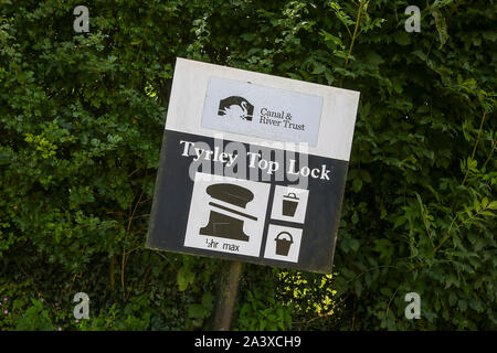 Ein Schild Tyrley Top Lock, tyrley Wharf und Schlösser, Tyrley, Shropshire, Staffordshire und Grenze auf der Shropshire Union Canal, England, Großbritannien Stockfoto