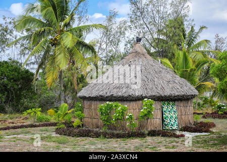 Traditionelle Kanak Haus auf Ouvea Insel, Loyalty Islands, New Caledonia. Kanak sind die indigenen Melanesischen Bewohner von Neukaledonien. Stockfoto