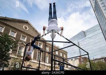 Die städtische Spielplatz Team durchführen' Zoo Menschen' in Guy's Hof, London Bridge, für Dance Umbrella 2019. London, Großbritannien. Stockfoto