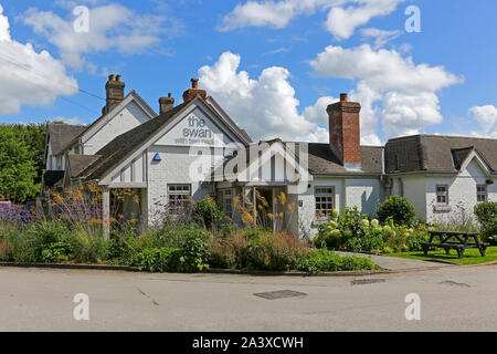 Der Schwan mit zwei Hälsen Pub oder Public House, Blackbrook, Newcastle under Lyme, Staffordshire, England, UK Stockfoto