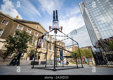 Die städtische Spielplatz Team durchführen' Zoo Menschen' in Guy's Hof, London Bridge, für Dance Umbrella 2019. London, Großbritannien. Stockfoto