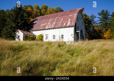 Scheune mit rote Metall Dach an der Daniel Webster Geburtsort Website in Franklin, New Hampshire während der Herbstmonate. Stockfoto