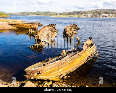 Alte hölzerne Fischerboote versenkt im Meer. Teriberka, Murmansk, Russland Stockfoto