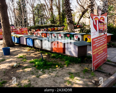 Antalya, Türkei - Februar 22, 2019: Bunte Häuser für Obdachlose Katzen in der Innenstadt von Antalya. Nächstenliebe für Katzen Stockfoto