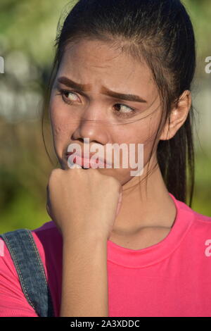 Junge asiatische Frau denken Stockfoto