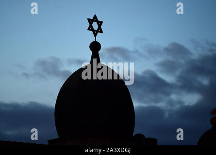 10. Oktober 2019, Sachsen-Anhalt, Halle (Saale): die Kuppel der Synagoge in der humboldtstraße zu sehen als Silhouette vor dem Abendhimmel. Während der Angriffe in der Mitte der Halle/Saale in Sachsen-Anhalt zwei Menschen erschossen wurden am 09.10.2019. Foto: Soeren Stache/dpa Stockfoto