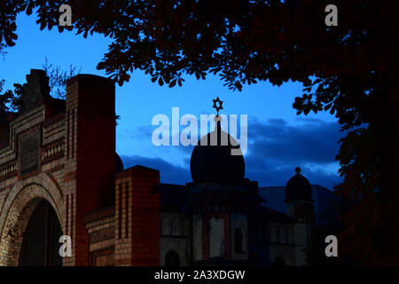 10. Oktober 2019, Sachsen-Anhalt, Halle (Saale): die Kuppel der Synagoge in der humboldtstraße zu sehen als Silhouette vor dem Abendhimmel. Während der Angriffe in der Mitte der Halle/Saale in Sachsen-Anhalt zwei Menschen erschossen wurden am 09.10.2019. Foto: Soeren Stache/dpa Stockfoto