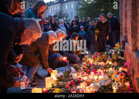 10. Oktober 2019, Sachsen-Anhalt, Halle (Saale): Trauernde Blumen an der Wand der Synagoge und Kerzen. Während der Angriffe in der Mitte der Halle/Saale in Sachsen-Anhalt zwei Menschen erschossen wurden am 09.10.2019. Foto: Soeren Stache/dpa Stockfoto