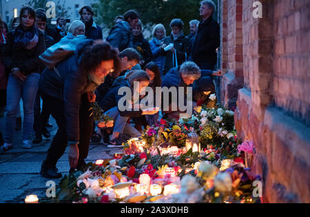 10. Oktober 2019, Sachsen-Anhalt, Halle (Saale): Trauernde Blumen an der Wand der Synagoge und Kerzen. Während der Angriffe in der Mitte der Halle/Saale in Sachsen-Anhalt zwei Menschen erschossen wurden am 09.10.2019. Foto: Soeren Stache/dpa Stockfoto