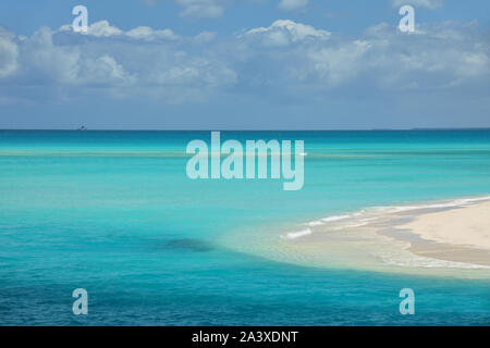 Kanal zwischen Ouvea und Mouli Inseln fließen in den Ouvea Lagune, Loyalty Islands, New Caledonia. Die Lagune wurde als UNESCO-Weltkulturerbe Stockfoto