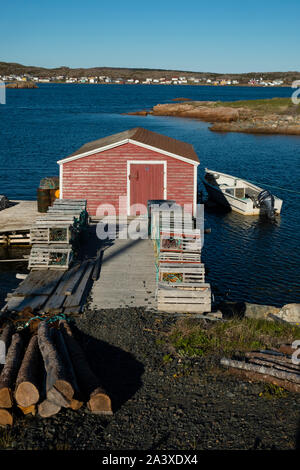 Rote Bühne und Hummerfallen, Joe Batt's Arm, Fogo Island, Neufundland Stockfoto