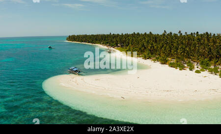 Sandstrand und den tropischen Insel, Atoll mit Korallenriff, Ansicht von oben. Patongong Insel mit Sandstrand. Sommer und Reisen Urlaub Konzept. Stockfoto