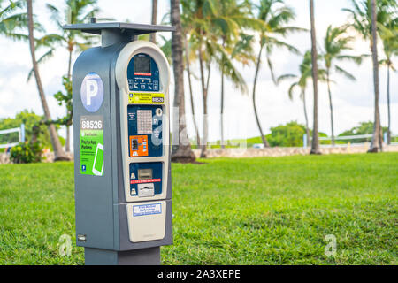 Miami, USA - September 10.09.2019: Self Service Parken bezahlen Station mit Solarenergie in Miami Stockfoto