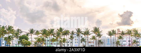 MIAMI BEACH, Florida, USA - 10. September 2019: Panorama von Hotels und Restaurant am Ocean Drive in Miami Beach. Stockfoto
