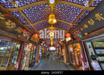 Shanghai, China - August 16, 2011: Blick auf eine überdachte Straße in der yuyuan Markt in Chenghuang Bereich. Dieser Platz wird rund 200.000 Besucher täglich Stockfoto