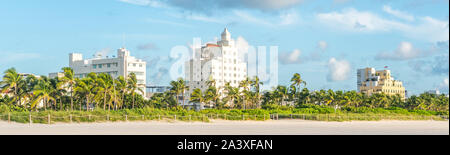 Art déco-Viertel von South Beach Miami. Die Gebäude sind in Pastellfarben, der von tropischen Palmen umgeben gemalt. Stockfoto