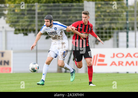 Colmar, Frankreich. 10 Okt, 2019. Damian Rossbach (KSC) in Duellen mit Janik Haberer (Freiburg). GES/Fußball/2. Bundesliga: SC Freiburg - Karlsruher SC, 10.10.2019 Fußball: 2. Bundesliga: SC Freiburg vs KSC, Karlsruhe, Oktober 10, 2019 | Verwendung der weltweiten Kredit: dpa/Alamy leben Nachrichten Stockfoto