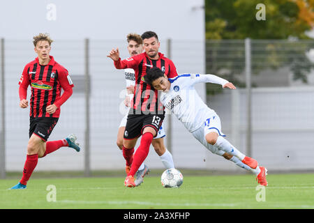 Colmar, Frankreich. 10 Okt, 2019. Kyoung-Rok Choi (KSC) Duelle mit Marco Terrazzino (friborg). GES/Fußball/2. Bundesliga: SC Freiburg - Karlsruher SC, 10.10.2019 Fußball: 2. Bundesliga: SC Freiburg vs KSC, Karlsruhe, Oktober 10, 2019 | Verwendung der weltweiten Kredit: dpa/Alamy leben Nachrichten Stockfoto