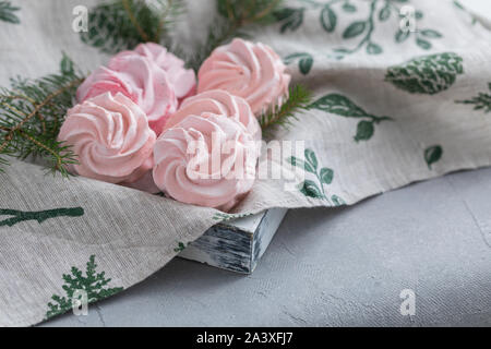 Hausgemachte pink Marshmallow auf der Serviette mit Weihnachten tannenbaum Äste, Postkarte, Einladung Konzept Stockfoto