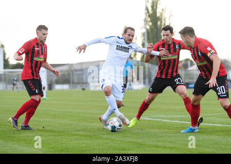 Colmar, Frankreich. 10 Okt, 2019. Anton Fink (KSC) Duelle mit Nicolas Höfler (Freiburg). GES/Fußball/2. Bundesliga: SC Freiburg - Karlsruher SC, 10.10.2019 Fußball: 2. Bundesliga: SC Freiburg vs KSC, Karlsruhe, Oktober 10, 2019 | Verwendung der weltweiten Kredit: dpa/Alamy leben Nachrichten Stockfoto