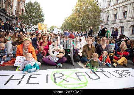 London, Großbritannien. Oktober 2019. Protestierende in den Müttern marschieren während des Extinction Rebellion zwei Wochen lang Protest in London. Quelle: Joe Kuis / Alamy News Stockfoto