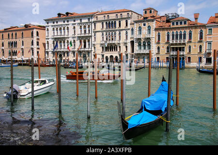 Blick auf den Canal Grande mit angelegten Boote und Häuser in Venedig, Italien. Venedig ist auf eine Gruppe von 117 kleinen Inseln, die durch Kanäle getrennt sind Stockfoto