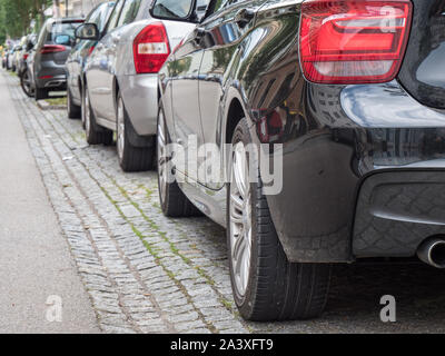 Geparkte Autos auf einer Straße Stockfoto