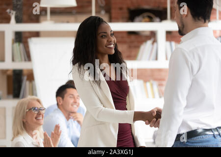 Männliche ceo Handshake schwarze weibliche Mitarbeiter Begrüßung in der Sitzung Stockfoto