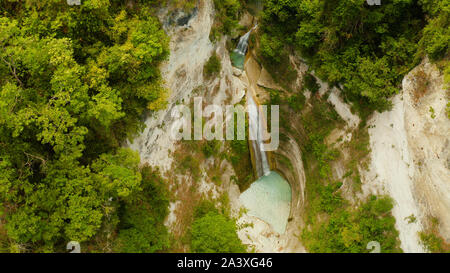 Luftaufnahme von Dao Wasserfälle in einem Berg Schlucht in den tropischen Dschungel, Philippinen, Cebu. Wasserfall in den tropischen Regenwald. Stockfoto