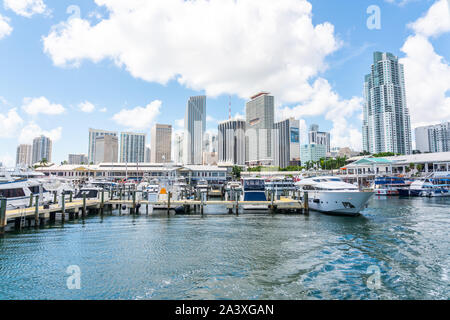 Miami, USA - 11. September 2019: Blick auf den Yachthafen in Miami Bayside mit modernen Gebäuden und Skyline im Hintergrund. Stockfoto