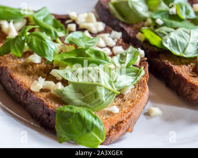 Frischer Knoblauch Brot mit Basilikum Stockfoto