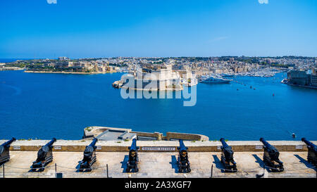 Blick auf Valetta aus dem oberen Barrakka Gärten im Fort St. Elmo Stockfoto