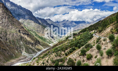 Panorama von Chandra Fluß in Lahaul Valley im Himalaya Stockfoto