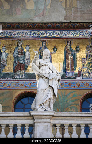 Statue auf dem Portikus der Basilika Santa Maria in Trastevere mit Mosaiken im Hintergrund in Rom, Italien Stockfoto