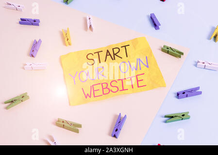 Handschrift Text schreiben Sie Ihre eigene Website. Konzeptionelle Foto dienen als Erweiterung einer Business Card eine persönliche Website Farbige clothespin Papier leer Stockfoto