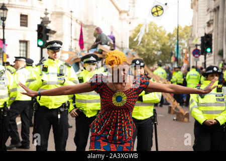 London, Großbritannien. 9. Oktober 2019. Die Demonstranten, die sich in der Ecke der Voliere gehen und Horse Guards Road, Westminster, während das Aussterben Rebellion zwei einwöchigen Protest in London. Credit: Joe Kuis/Alamy Nachrichten Stockfoto