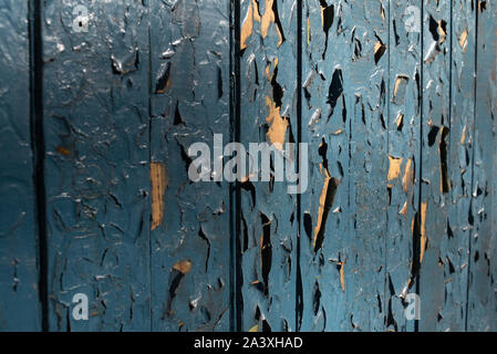 Im Alter von blau lackiert grunge Holz Textur Hintergrund. Antike blau Holz Textur. Holzbohlen im Sonnenlicht Schuß bei Sonnenuntergang. Altes Haus ist seine Mauer. Peel Stockfoto