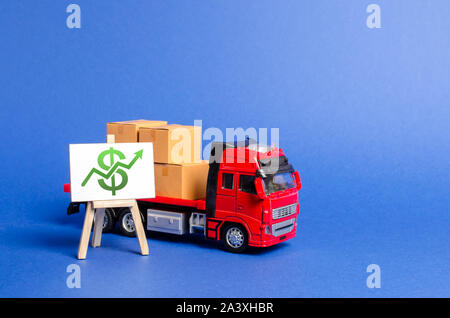 Rote Lkw mit Boxen geladen und stehen mit einem grünen Dollar nach oben. Wirtschaftliche Indikatoren und den Umsatz erhöhen. Ausfuhr Einfuhr. Hohe Handelsvolumina, Wachstum p Stockfoto