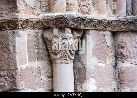 Stein bestiarium Bild des Kopfes in einer Shell geschnitzten Kapitellen in der Kirche der Heiligen Maria von Eunate, aus dem 12. Jahrhundert romanische Kirche, Muruzábal, Spanien, Stockfoto