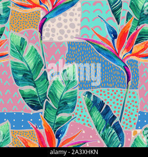 Aquarell tropische Blumen auf geometrischen Hintergrund mit doodles. Hand gezeichnet Bird-of-paradise Blume mit Blättern auf scribble Texturen in Patchwork sty Stockfoto