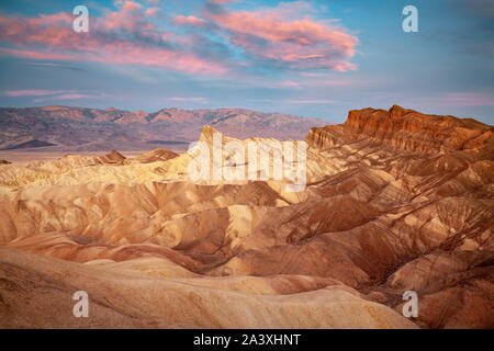 Manley Rundumleuchte (C), Cathedral Rock (R) und Badlands, Zabriskie Point, Death Valley National Park, Kalifornien, USA Stockfoto