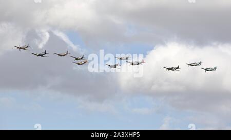 Erstaunliche Sammlung von historischen Weltkrieg zwei Flugzeuge mit einem spektakulären Balbo (Flugzeuge Bildung) an der 2019 Flying Legends Airshow Stockfoto