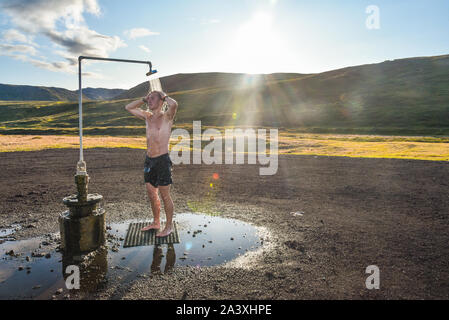 Mensch, der hatte eine Dusche am Morgen in der Mitte von Nirgendwo in Island Stockfoto