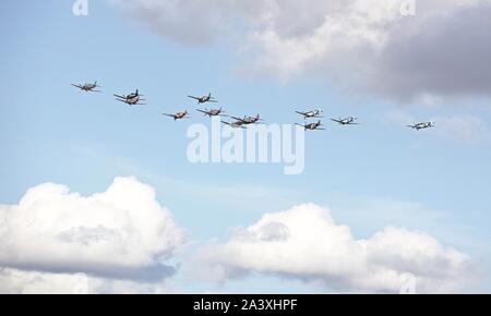 Erstaunliche Sammlung von historischen Weltkrieg zwei Flugzeuge mit einem spektakulären Balbo (Flugzeuge Bildung) an der 2019 Flying Legends Airshow Stockfoto