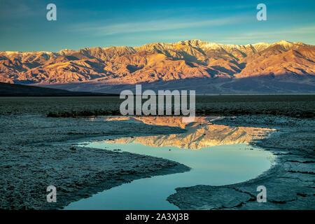 Telescope Peak (11.049 ft.) und Panamint Range spiegelt sich im Teich, Badwater Basin, Death Valley Nationalpark, Kalifornien USA Stockfoto