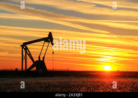 Silhouetted Pumpe Jack im Ölfeld bei Sonnenuntergang Stockfoto