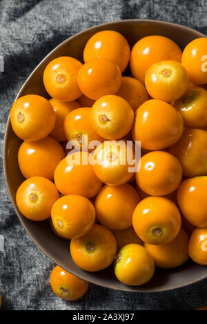 Raw orange organisch Gooseberrries bereit zu Essen Stockfoto