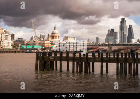 Die Themse, die Blackfriars Bridge, St Paul's Cathedral und die City von London von Gabriel's Wharf, London. Stockfoto